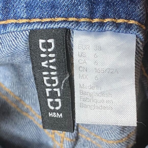 Divided H & M Wm’s Sz 6 Denim Distressed Frayed Jean Overall Bob Shorts - Picture 6 of 6